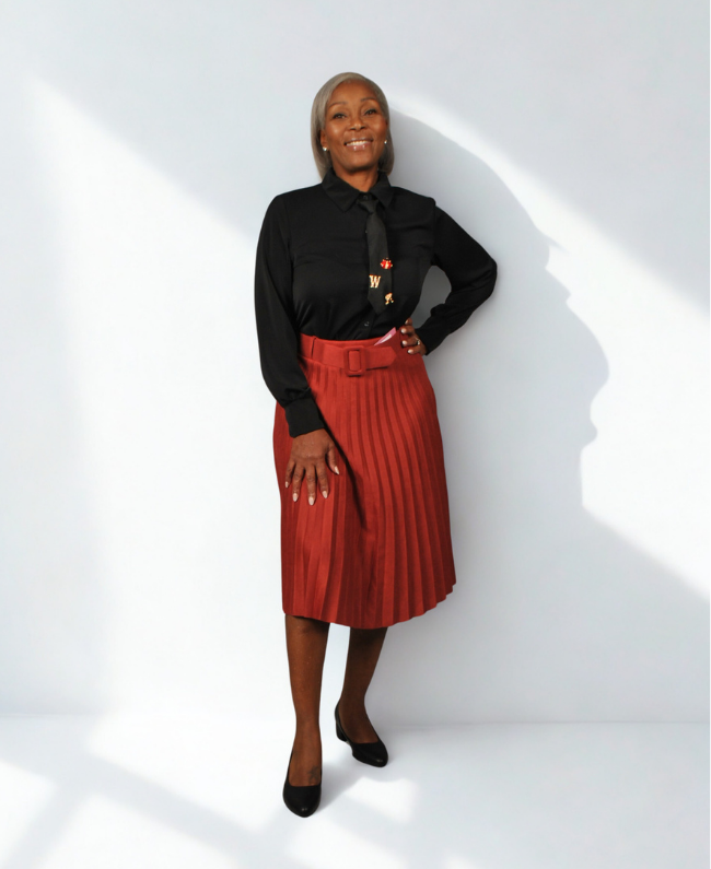 Italiaanse blouse dames – chic design met stropdas en sierlijke broches