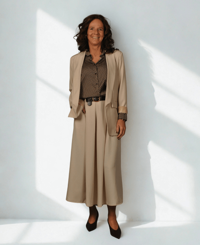 
                      
                        Elegante plooirok met riem en zakken, dames one size tot maat 42/44, ideaal voor blazer set outfits.
                      
                    