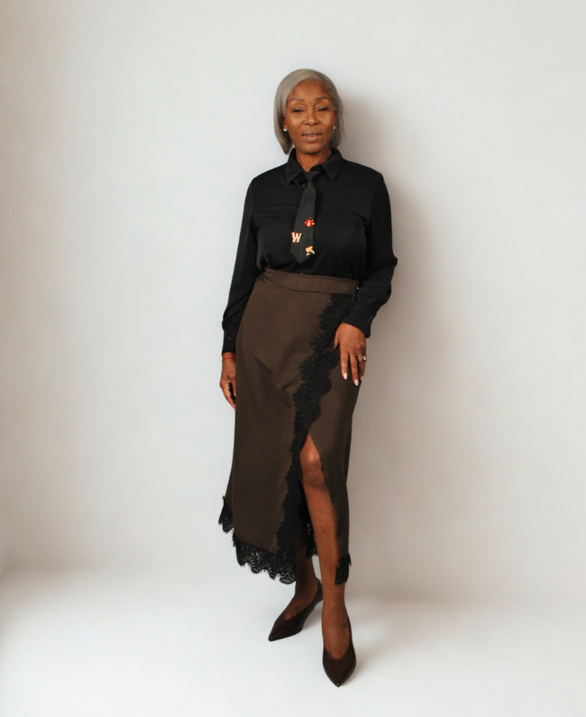 
                      
                        Damesblouse chic – stropdas en broches voor een verfijnde uitstraling
                      
                    