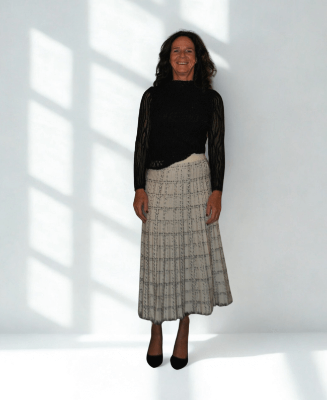 Stijlvolle dames rok met franje randje onderaan, perfect te combineren met blouse, top of trui voor werk, casual of feest.