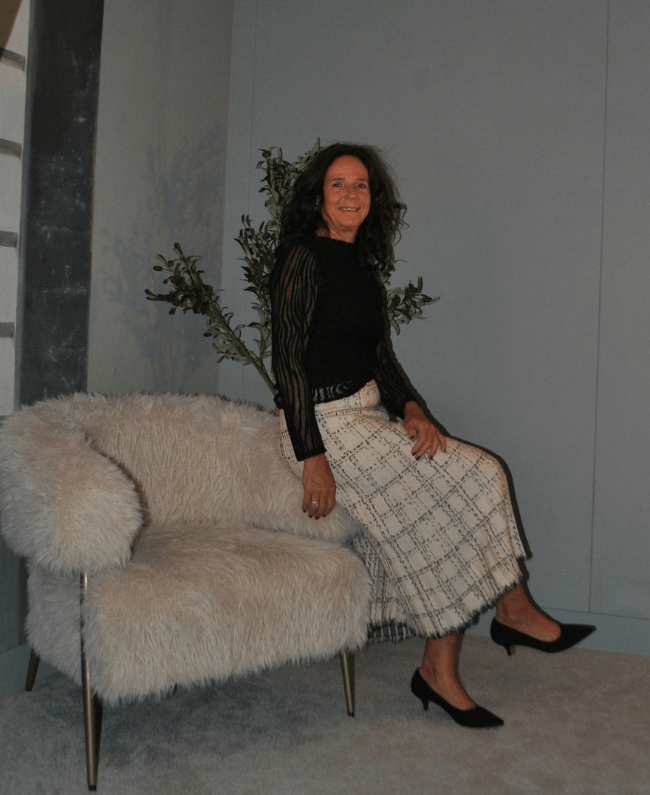 
                      
                        Rok dames met franje randje, modieus detail en veelzijdig te combineren voor een complete outfit.
                      
                    