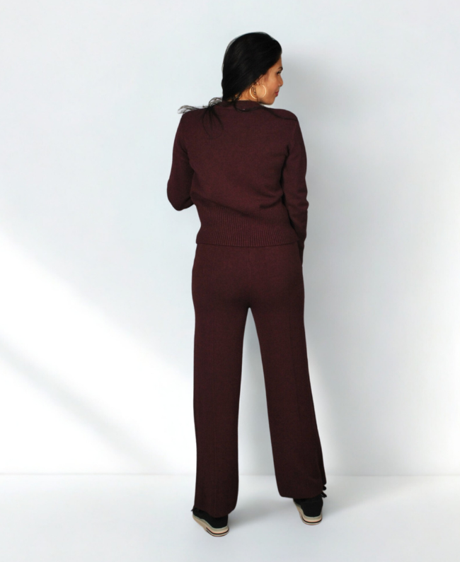 
                      
                        Comfy Couture two-piece set gedragen door model, one size t/m maat 40.
                      
                    