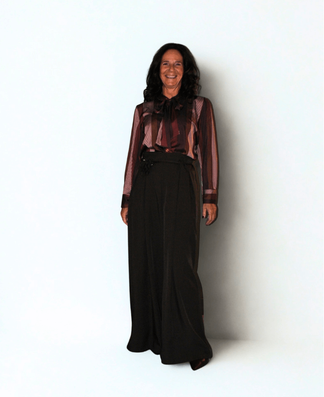 Elegante wijde broek dames met rok-look en bloemenriem, perfect te combineren met blouse of blazer voor werk, diner of feest.