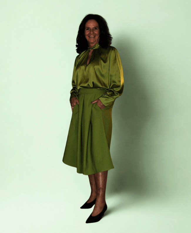 Rok dames tot op de knie met twee zakken, verkrijgbaar in diverse kleuren, stijlvol en comfortabel te combineren met blouse of top.