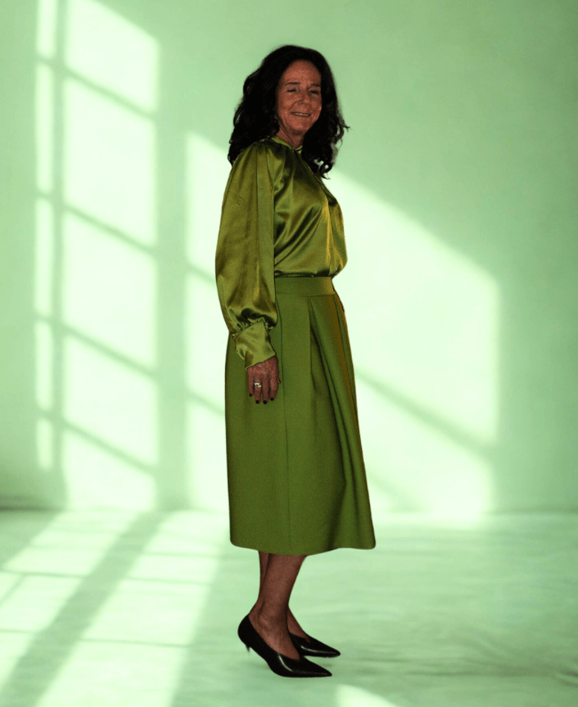 Rok dames tot op de knie met twee praktische zakken, verkrijgbaar in diverse kleuren, perfect te combineren met blouse, top of trui.