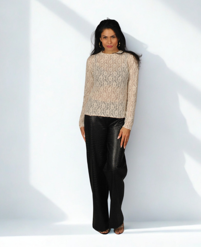 
                      
                        Elegante kanten top met verfijnde bloemenprint, vrouwelijke en tijdloze Italiaanse look – Donna Colori.
                      
                    