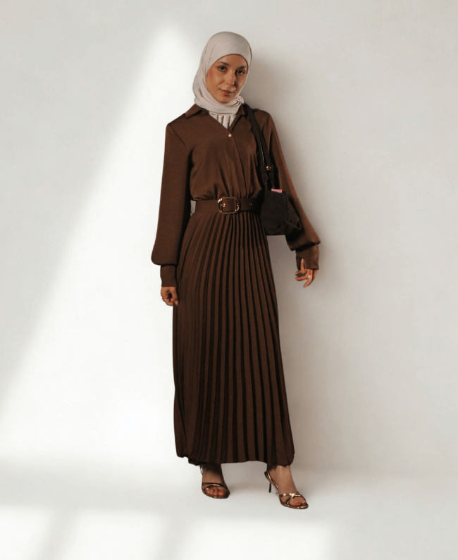 Stijlvolle dames jurk met plooien en riem voor kantoor, diner of feest.