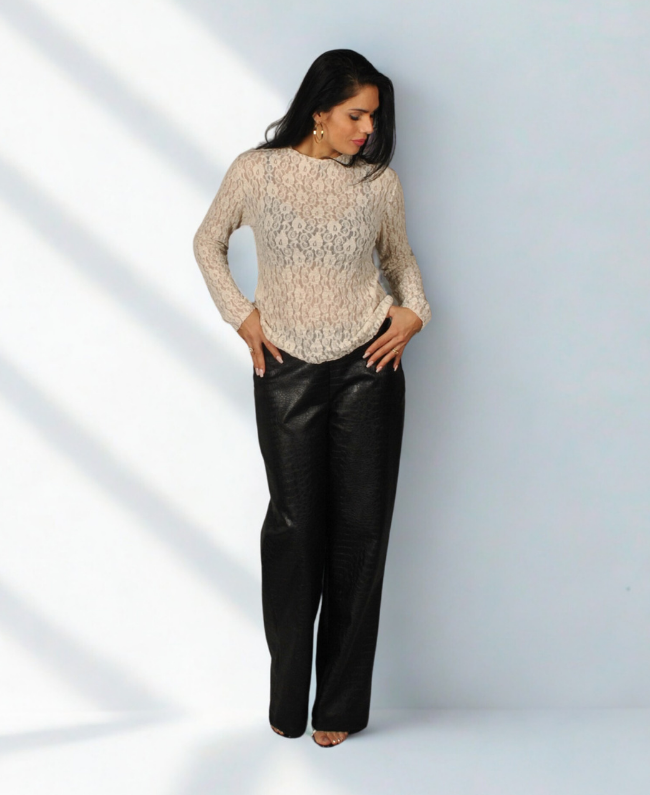 
                      
                        Model draagt kanten top met bloemenprint, elegante Italiaanse stijl – Donna Colori.
                      
                    