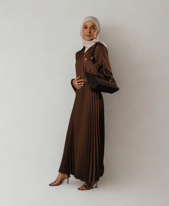 
                      
                        Italiaanse mode geplooide jurk dames, flatterende pasvorm en elegante details.
                      
                    