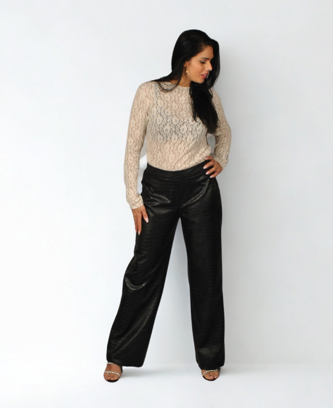 
                      
                        Stijlvolle dameslook: top met kant en bloemenprint gecombineerd met PU slangenprint broek – Donna Colori.
                      
                    