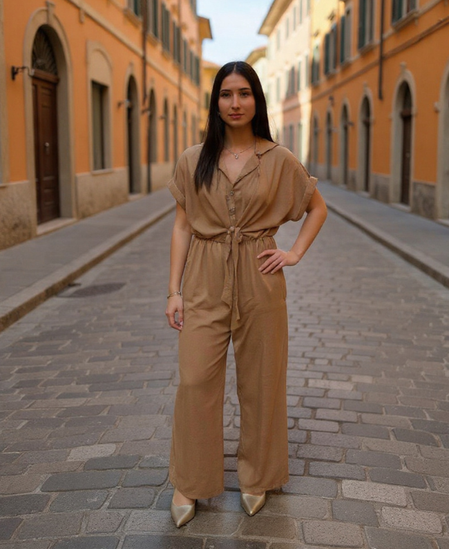 Selena Jumpsuit elegante jumpsuit met knoopdetail camel | Donna Colori Rotterdam