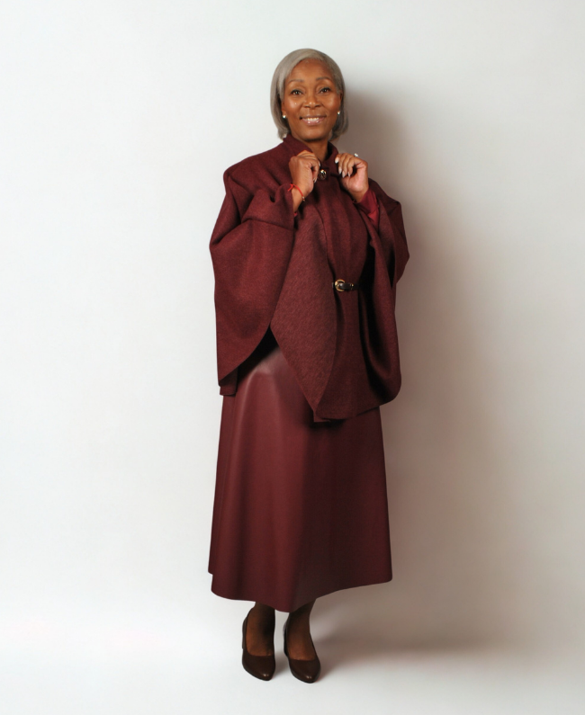 
                      
                        Luxe poncho met gouden knoop – modieuze Italiaanse dameskleding
                      
                    