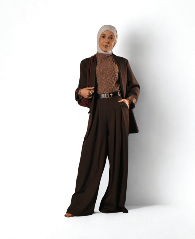 
                      
                        Pantalon dames tot maat 42, moderne en chique broek voor werk en feestelijke gelegenheden.
                      
                    