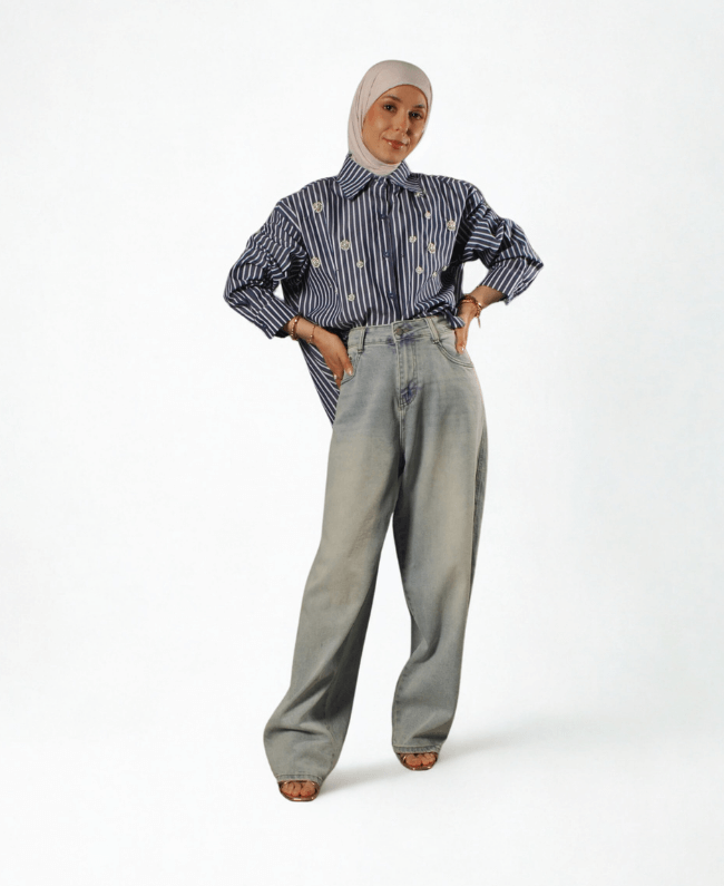 Elegante blouse dames met strass-bloemendetails, perfect te combineren met rok, pantalon of jeans voor werk of casual look.