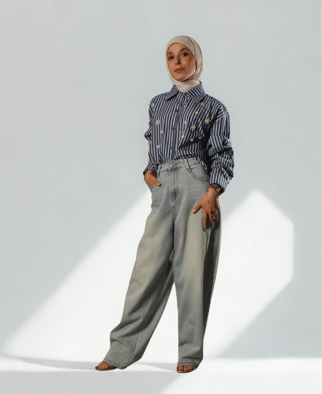 Trendy dames blouse met bloemen en strass, comfortabele pasvorm, ideaal voor feest, diner of dagelijkse outfit.