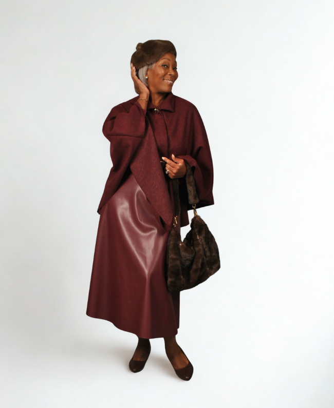 Poncho met riem en gouden knoop – elegante Italiaanse damesmode van Donna Colori