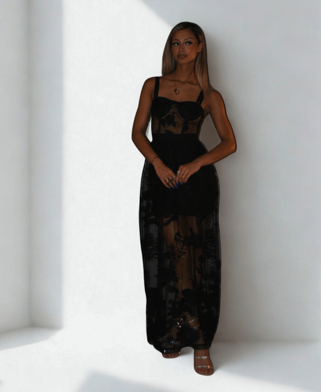 
                      
                        Stijlvolle avondjurk met bloemenmotief en transparante onderzoom – Italiaanse stijl
                      
                    