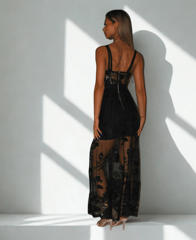 
                      
                        Designer feestjurk met bloemen en transparante zoom - styling detail

                      
                    