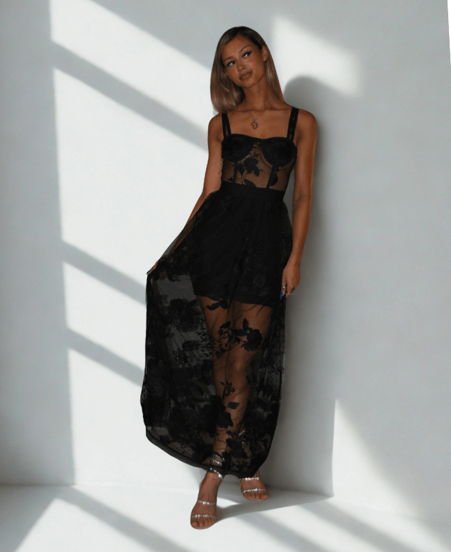 
                      
                        Luxe feestjurk met transparant detail - close-up bloemenpatroon

                      
                    