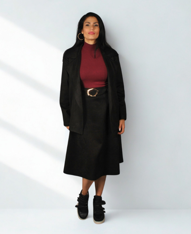 Stijlvolle velours rok met opende riem en luxe gouddetail, vrouwelijk en chic – Donna Colori.