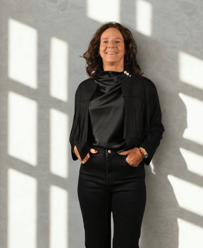 Dun damesjasje met franje detail, one size te dragen tot maat 40 – luchtig, stijlvol en elegant model.