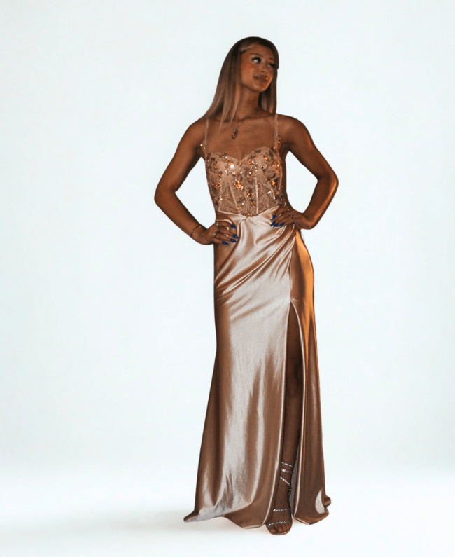 Lange satijnen galajurk met pailletten en push-up effect bij de billen