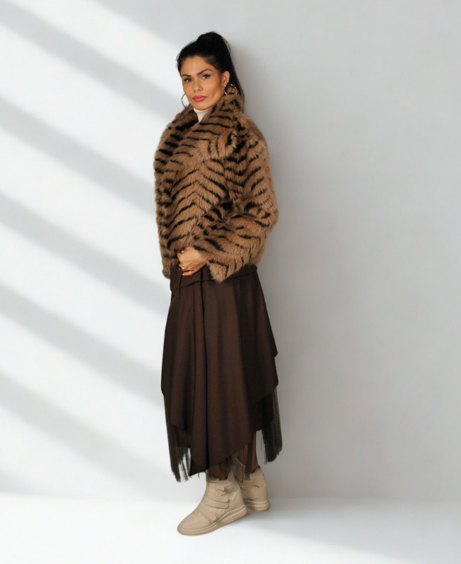 
                      
                        Coat Madonna elegante damesjas - zijkant model

                      
                    