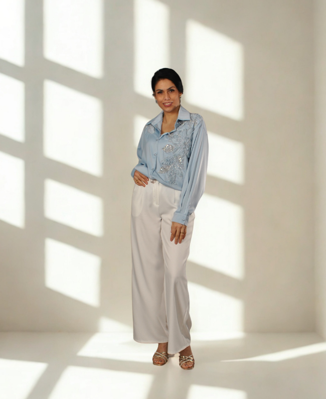 Blouse Flower satijnen blouse met 3D bloemenborduring en steentjes - Donna Colori Italiaanse mode