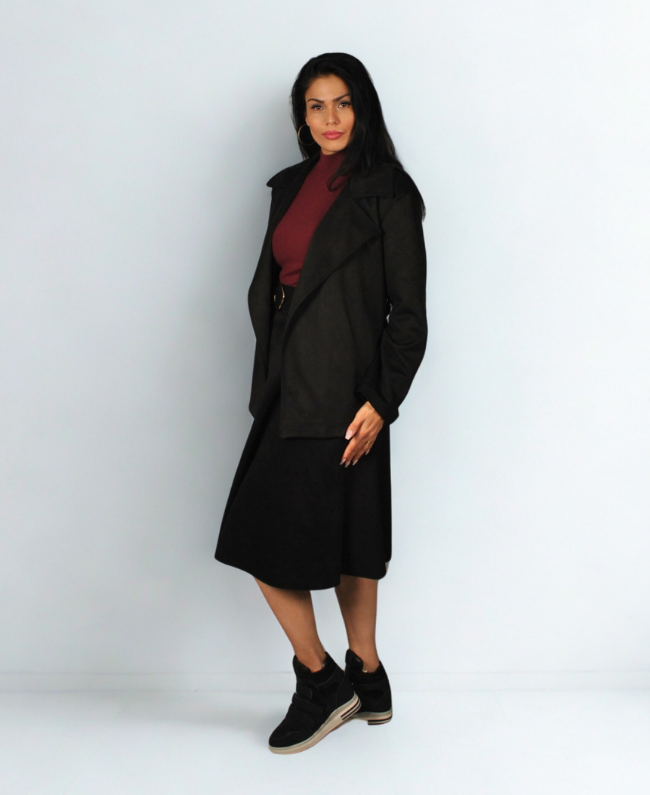 
                      
                        Elegant jasje met bijpassende riem, perfect te combineren met velours rok – Donna Colori.
                      
                    