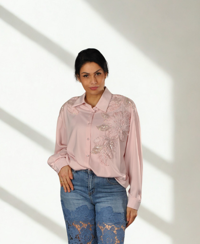 Satijnen blouse met 3D bloemen perfect voor casual en avondlook - Donna Colori