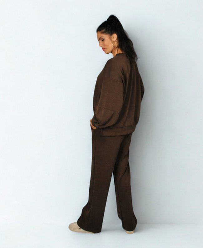 
                      
                        Azara comfortabele loungewear - close-up detail

                      
                    