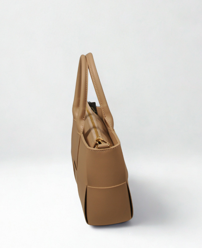 
                      
                        Italiaanse leren handtas voor dagelijks gebruik en speciale gelegenheden
                      
                    