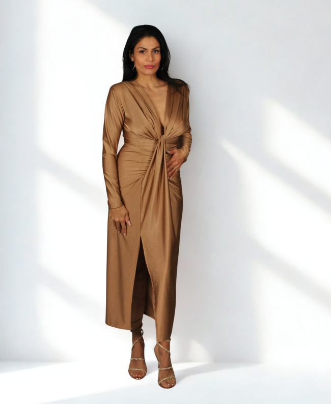 Elegante feestjurk met smok detail, aansluitend model en opvallend decolleté, alleen verkrijgbaar in de winkel