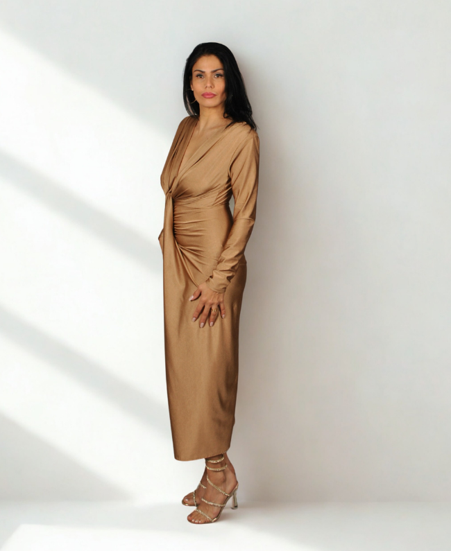 
                      
                        Donna Colori aansluitende avondjurk, flatterend smok detail bij de buik, ideaal voor gala of feest
                      
                    