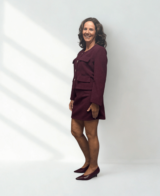 Stijlvolle dames set met korte rok en jasje, elegant en chique voor kantoor, diner of feest.