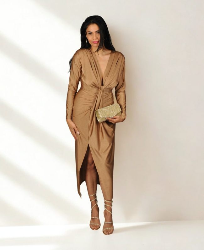 Aansluitende avondjurk met smok detail bij de buik en diep uitgesneden decolleté, Donna Colori, exclusief in winkel