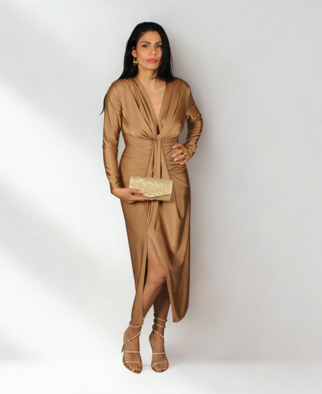 
                      
                        Diep decolleté en smok detail feestjurk, elegant en stijlvol, exclusief in Donna Colori winkel
                      
                    