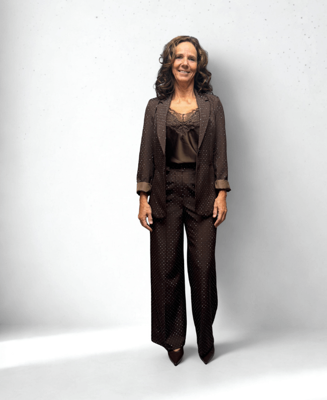 
                      
                        2-delige set Suite Sparkle – blazer en pantalon met zilveren steentjes, verkrijgbaar bij Donna Colori webshop
                      
                    