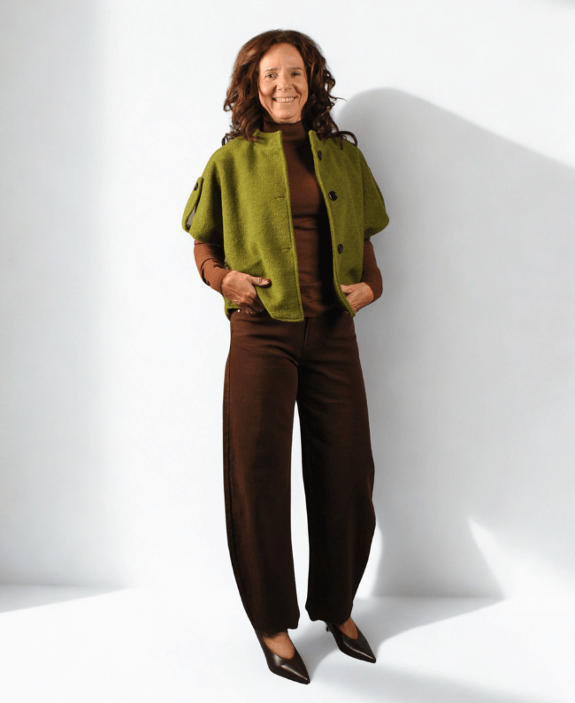 Modieuze dames cape kort, one size tot maat 42, zachte en comfortabele stof, ideaal voor chique en casual looks.