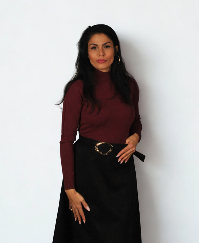 
                      
                        Detail close-up van de velours stof en gouden riem van Donna Colori rok.
                      
                    