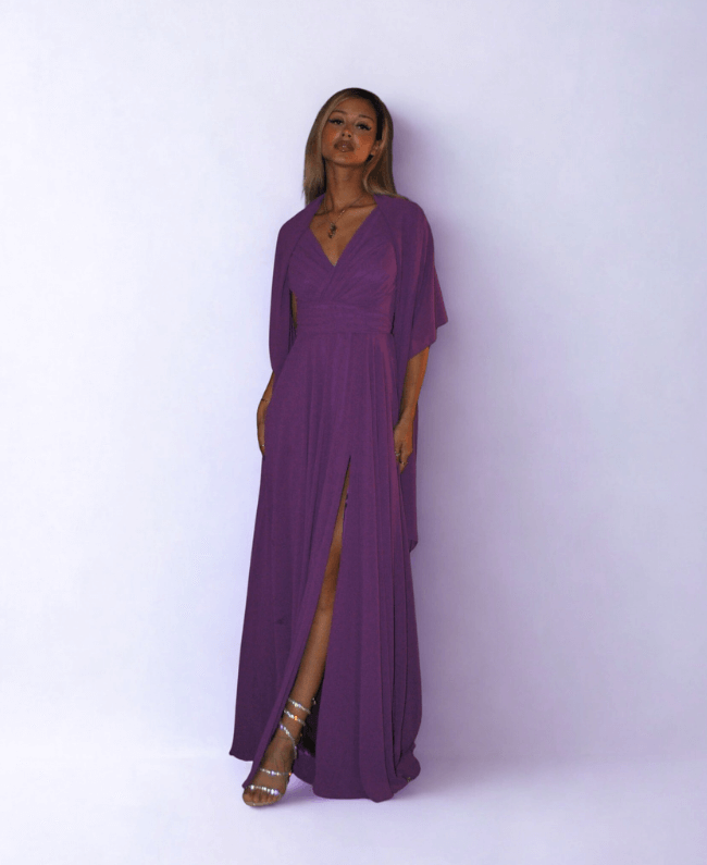 Aansluitende galajurk paars met korte mouw en split – stijlvolle feestjurk met vrouwelijke pasvorm.