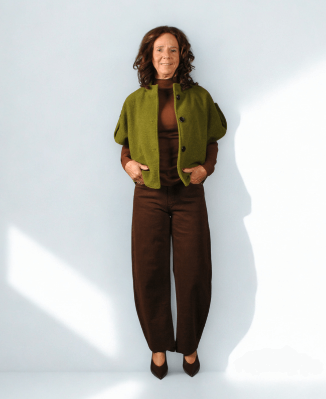 Modieuze ballonjeans in bruin, hoge taille en wijdvallende pijpen – eigentijdse trend voor dames.