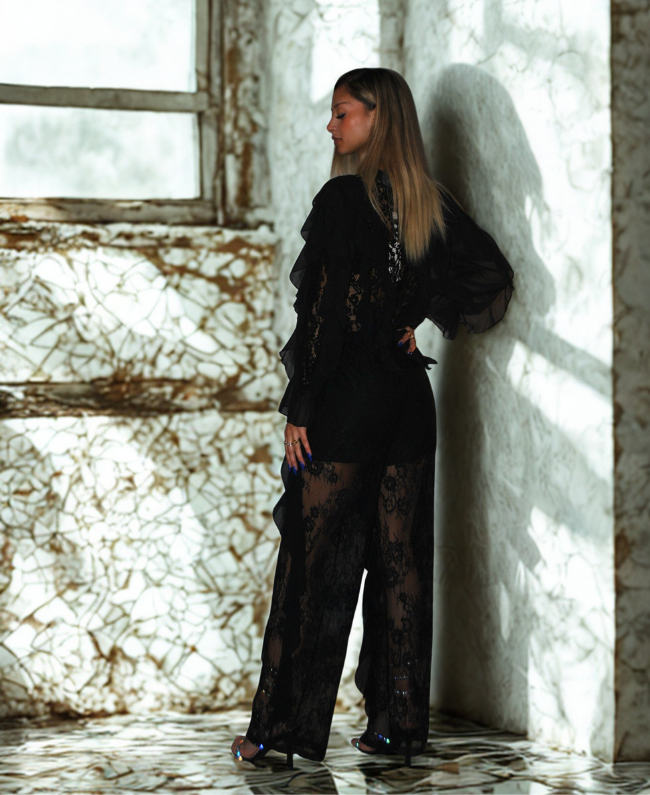 Zwarte dames set met blouse en pantalon, stijlvol en chique voor kantoor of feest.