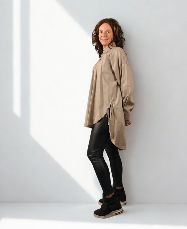 Trendy lange damesblouse met verstelbare zijkanten, one size tot maat 46 – stijlvolle en comfortabele pasvorm.
