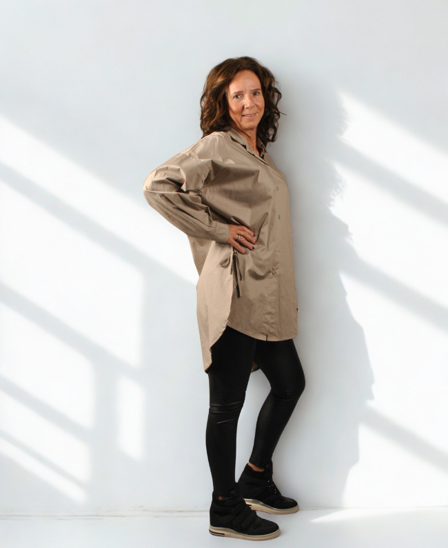 Lange blouse voor dames met verstelbare zijkanten, draagbaar tot maat 46 – perfect voor zowel casual als chique gelegenheden.