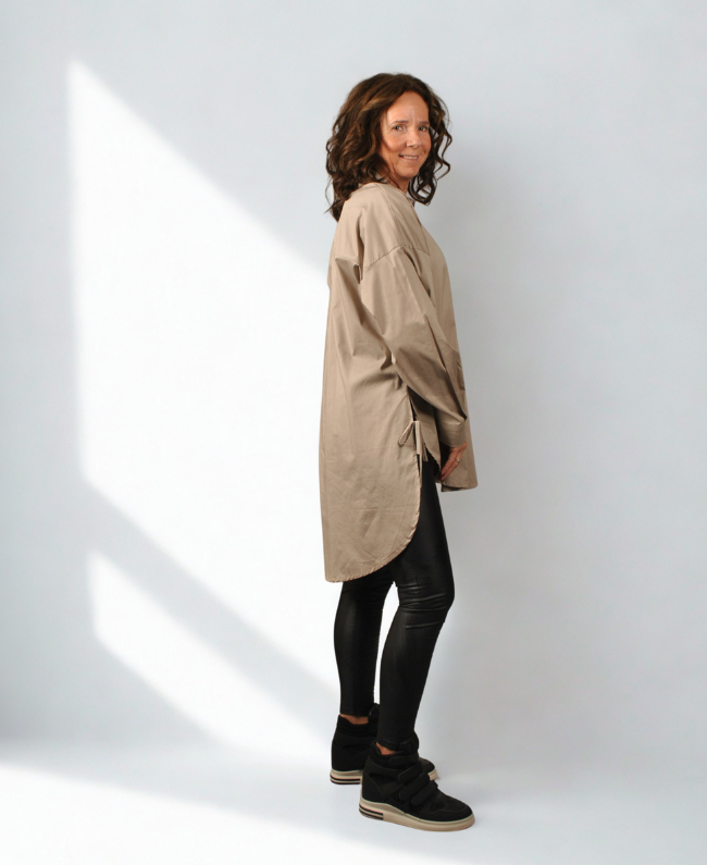 
                      
                        Stijlvolle lange blouse dames – combineer met jeans voor een casual look of met een nette broek voor een elegante outfit.
                      
                    