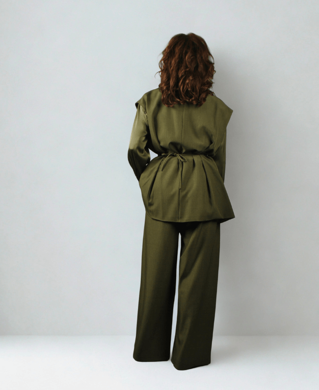 
                      
                        Elegante dames set met gilet en bandplooibroek, one size pasvorm tot maat 46 – perfecte combinatie van comfort en stijl.
                      
                    