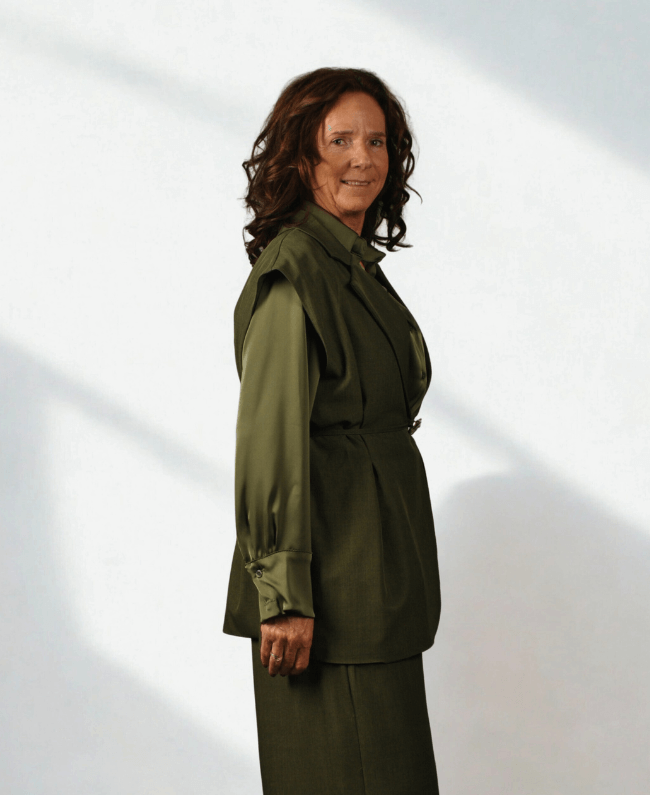 
                      
                        Twee-delige dames set met pantalon en gilet, modieuze outfit voor werk, casual of chique gelegenheden.
                      
                    