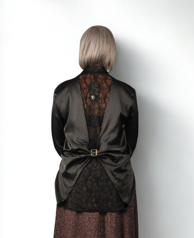 Modieuze damesblouse – elegant kant en gouden detail voor werk of feest