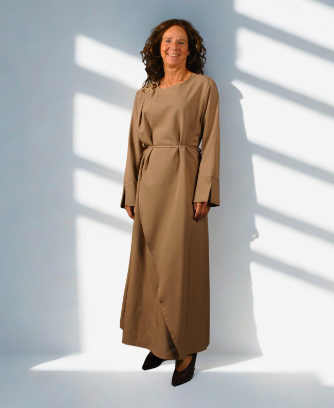 Elegante omslagjurk voor dames met binnenjurk en goud detail, stijlvolle one size jurk tot maat 46.